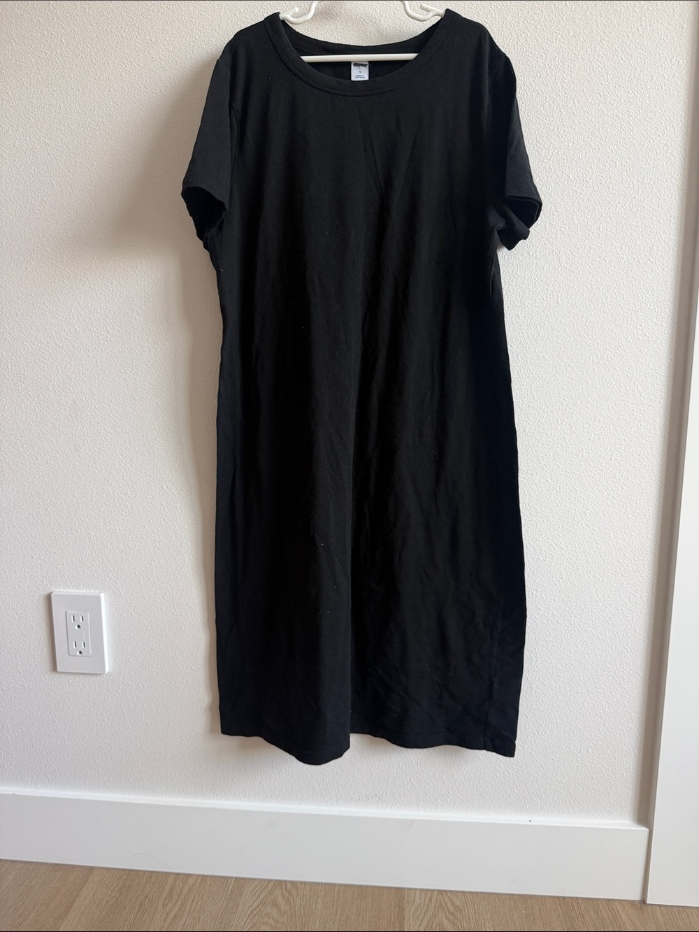 Old Navy Black Short-Sleeve Midi T-Shirt Dress